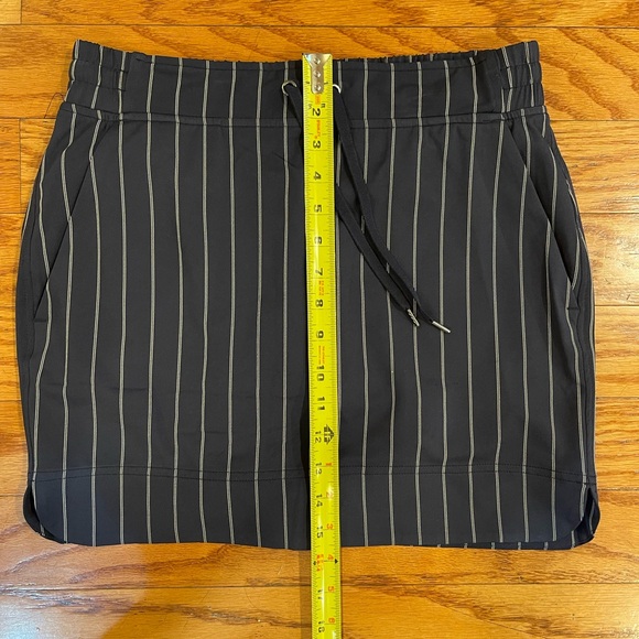 Athleta Midtown Women's Size 4 Blue pinstripe Stretch Mid Rise Activewear Skort - Picture 5 of 6